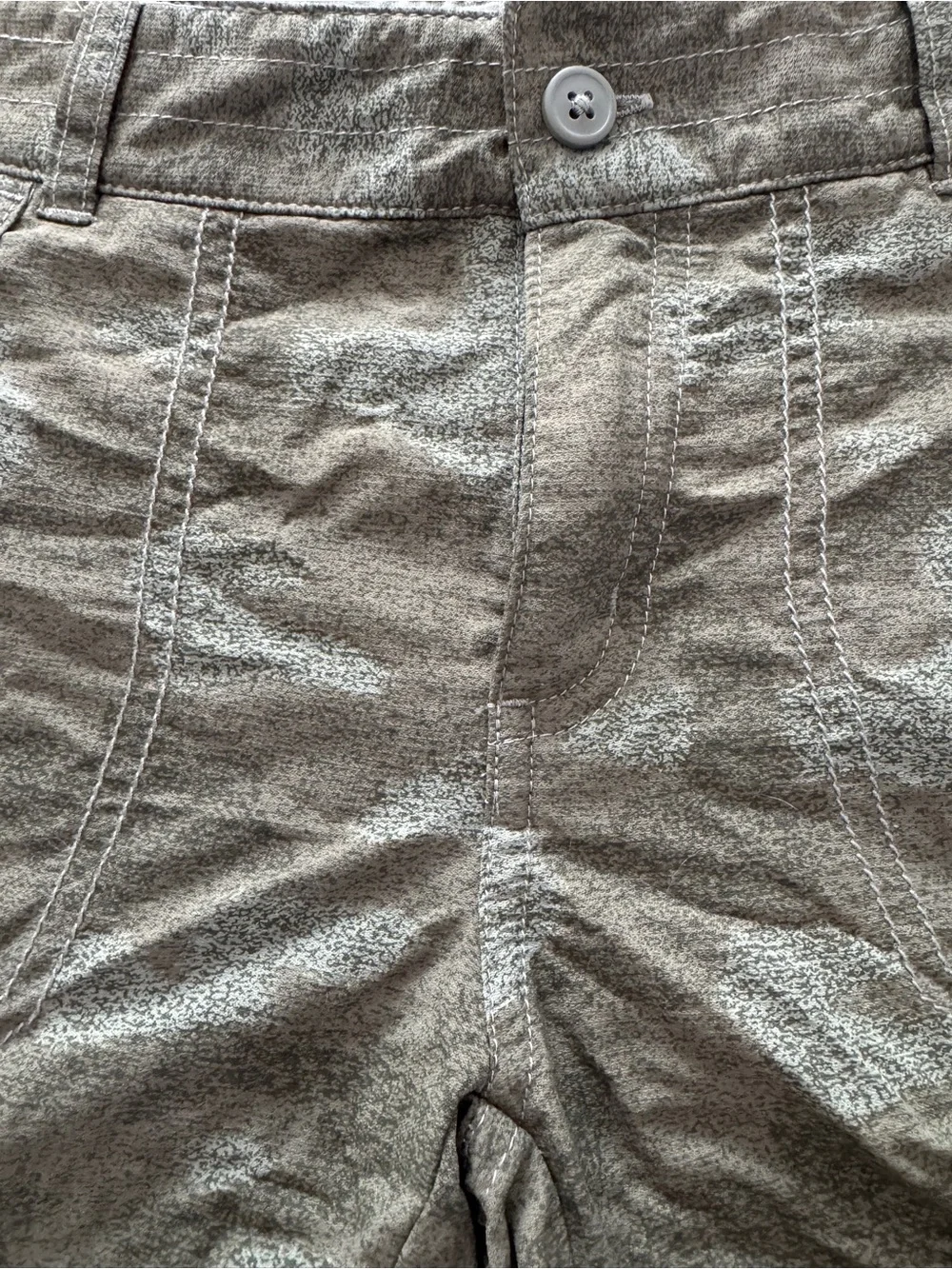Columbia | girls green camo hiking shorts M(10/12)